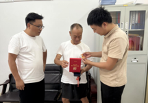 株木山街道：开展“光荣在党50年”纪念章颁发活动